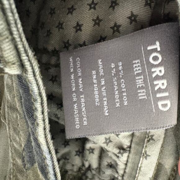 Torrid camo cargo shorts size 12 olive green stretch utility pockets - Picture 5 of 5